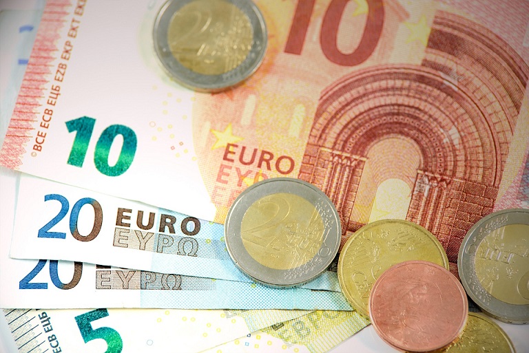 купюры и монеты евро