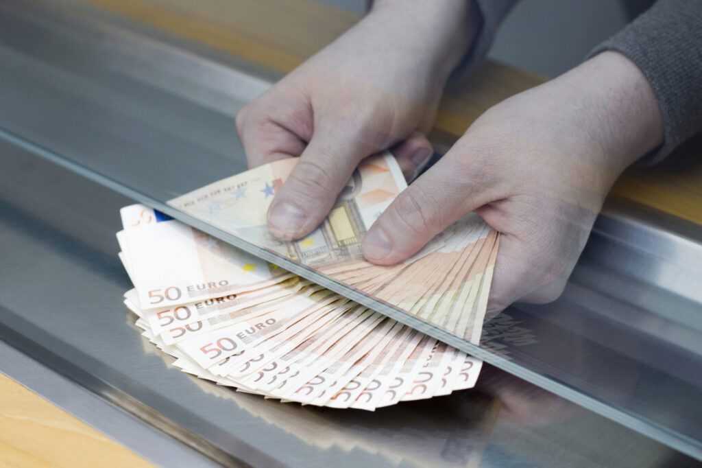 Как иностранцу открыть банковский счет в Италии?