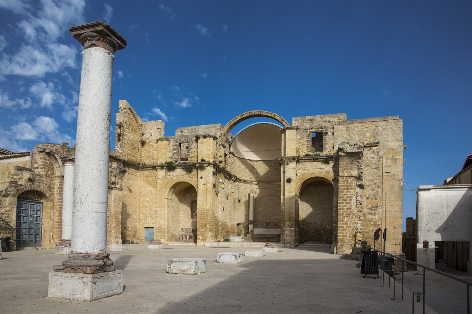 v_salemi_vozobnovilas_iniciativa_dom_za_1_evro
