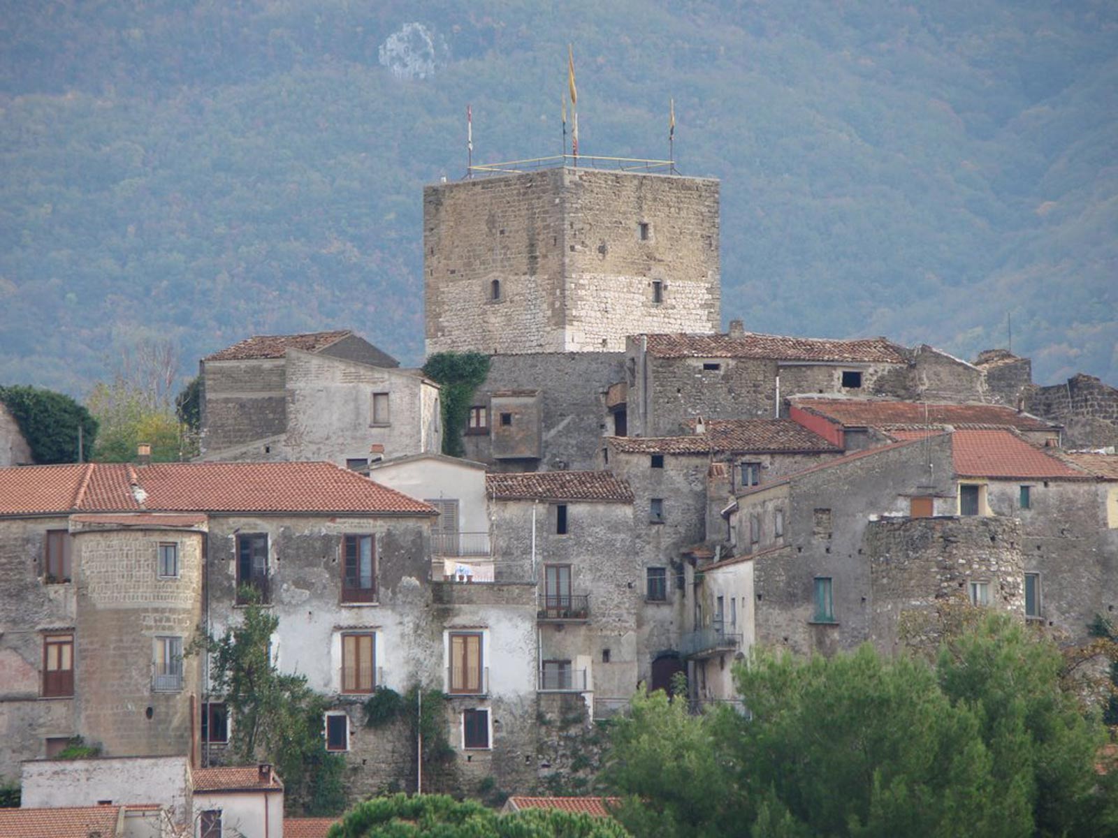 dom_za_evro_v_italii_borgo_petramelara_primykaet_k_iniciative