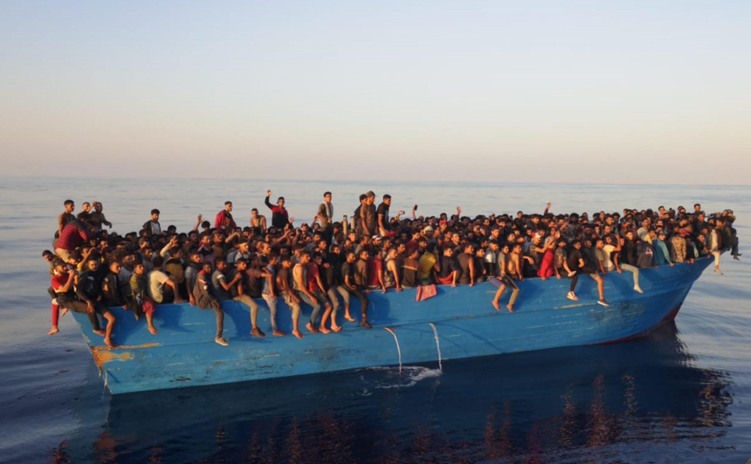 migranti-peschereccio-con-400-persone-al-largo-di-lampedusa_59400506