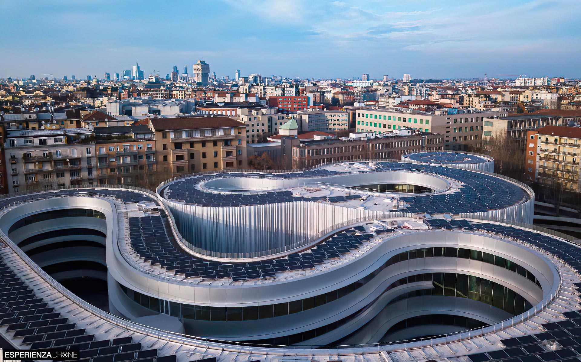 esperienza-drone-fotografia-aerea-architettura-milano-campus-bocconi-tredici