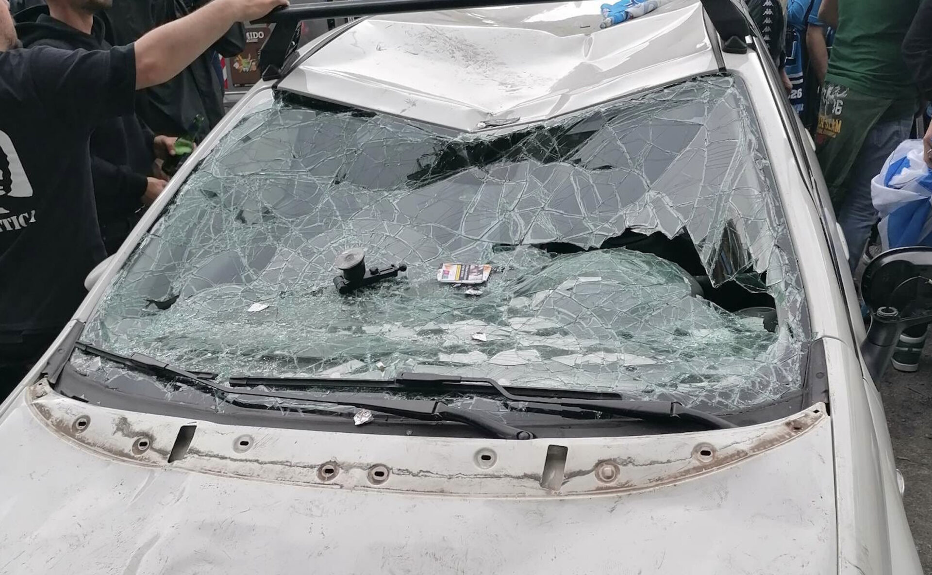 napoli-festeggiano-saltando-sui-tetti-delle-macchine-auto-danneggiate-fuori-dallo-stadio