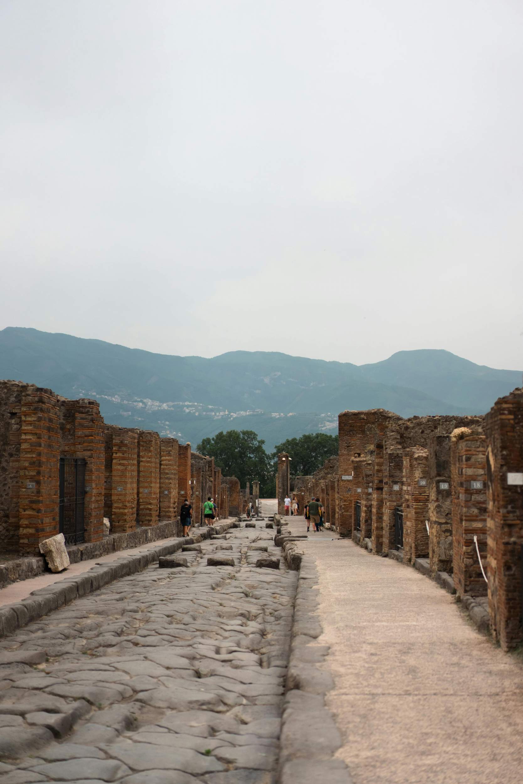 chto_proishodit_s_turistami_kotorye_sovershayut_akty_vandalizma_v_drevnih_pamyatnikah_italii