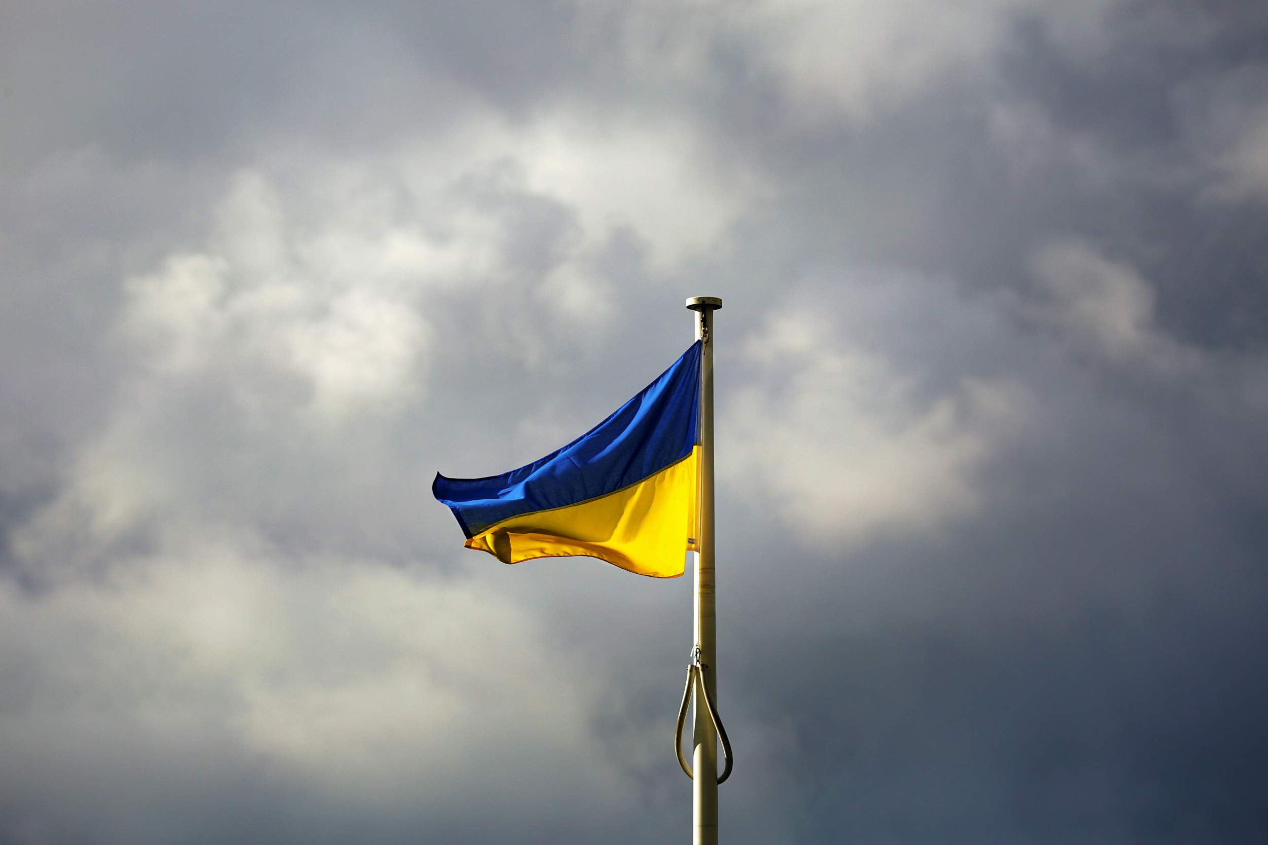 es_gotovit_plan_postepennogo_vozvrashcheniya_ukrainskih_bezhencev_no_prodlevaet_zashchitu_do_2027_goda